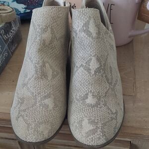 SO Stylish Cream Ankle Boots Sz 9